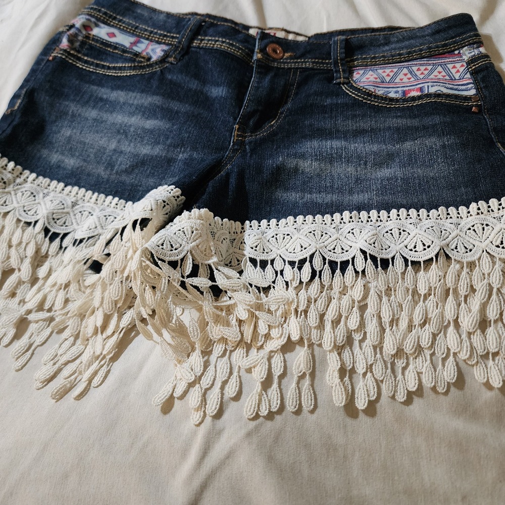 l.e.i. Ashley Lowrise Denim Shorts Junior 5 Blue Excellent Crochet Fringe Boho - Picture 6 of 11